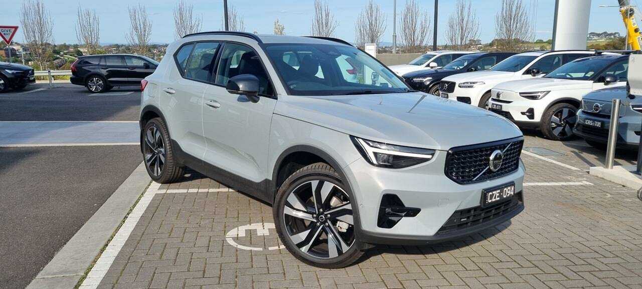 Volvo  XC40 Ultimate, B4 AWD Mild hybrid, Petrol, Dark